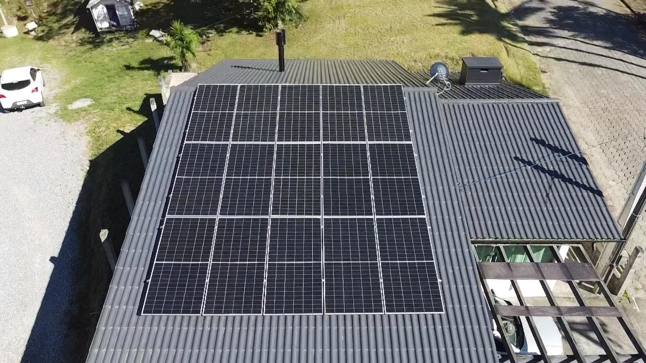 Vista aérea de cobertura urbana com painéis solares