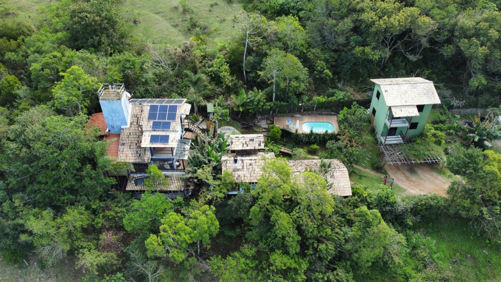 Vista aérea de casa com painéis solares no telhado