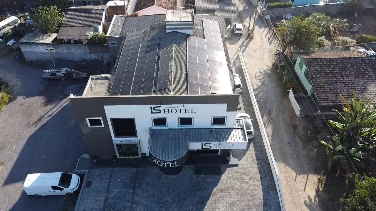 Vista aérea de residência com painéis solares e piscina