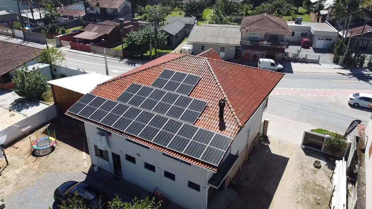 Vista aérea de telhado comercial com painéis solares
