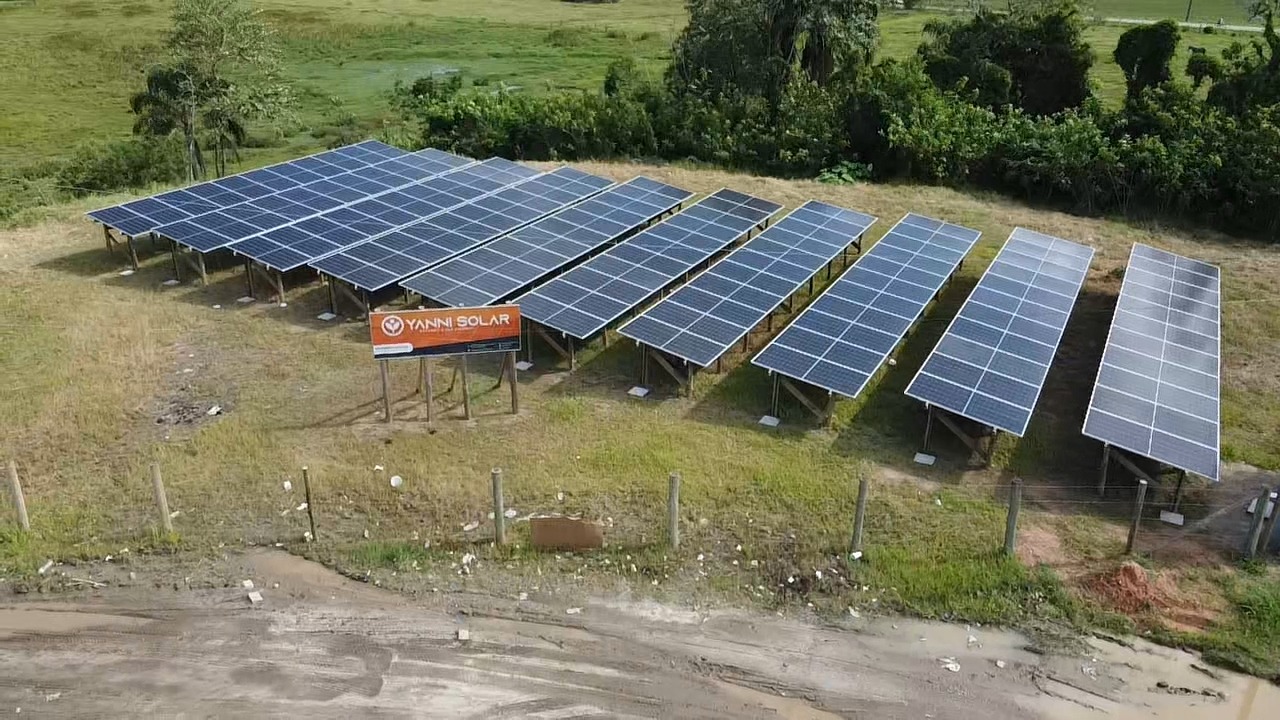 Vista aérea de telhado colonial com painéis solares