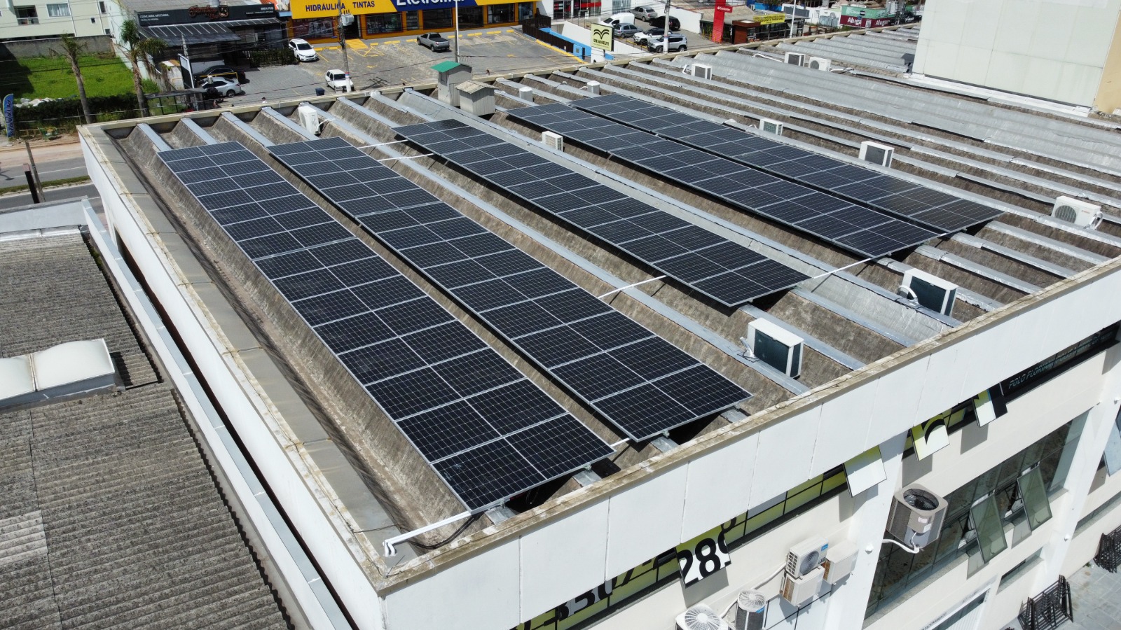 Vista aérea de hotel com usina solar no telhado