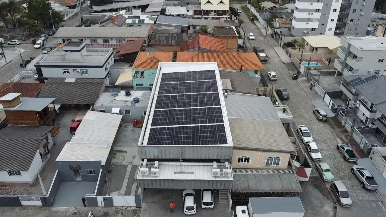 Vista aérea de telhado metálico com painéis solares